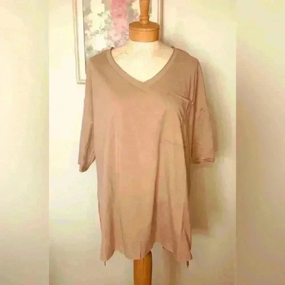 Zenana Women Taupe V Neck Short Sleeve Top Front Pocket Lightweight Hi Lo 1X - Picture 1 of 13